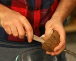 Отваряне на кокосов орех 2